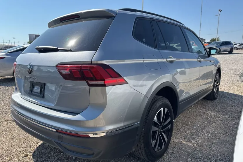 2022 Volkswagen Tiguan S photo 1