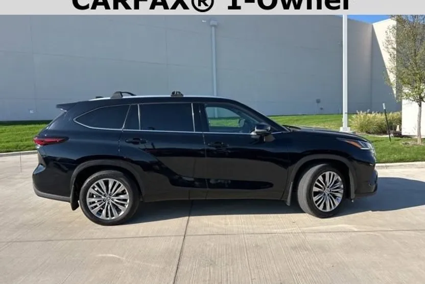 2024 Toyota Highlander Platinum photo 1