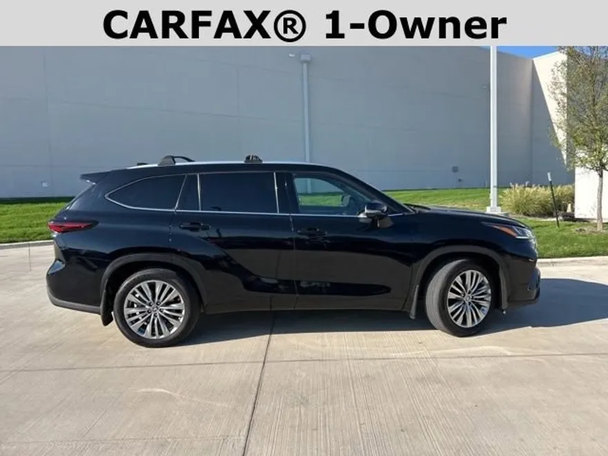 2024 Toyota Highlander Platinum photo 1
