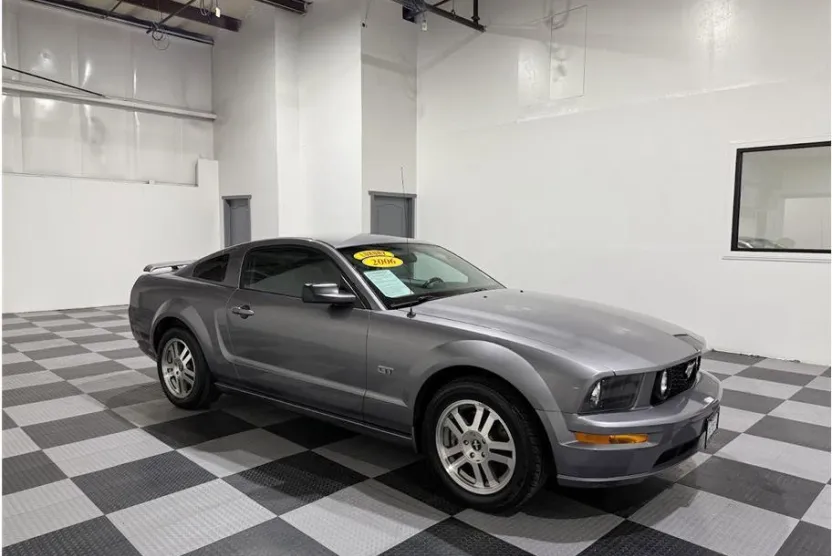 2006 Ford Mustang GT Deluxe photo 1