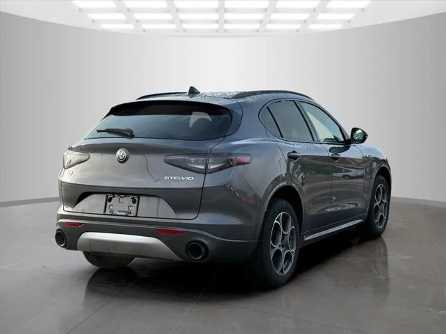 2024 Alfa Romeo Stelvio Ti photo 7