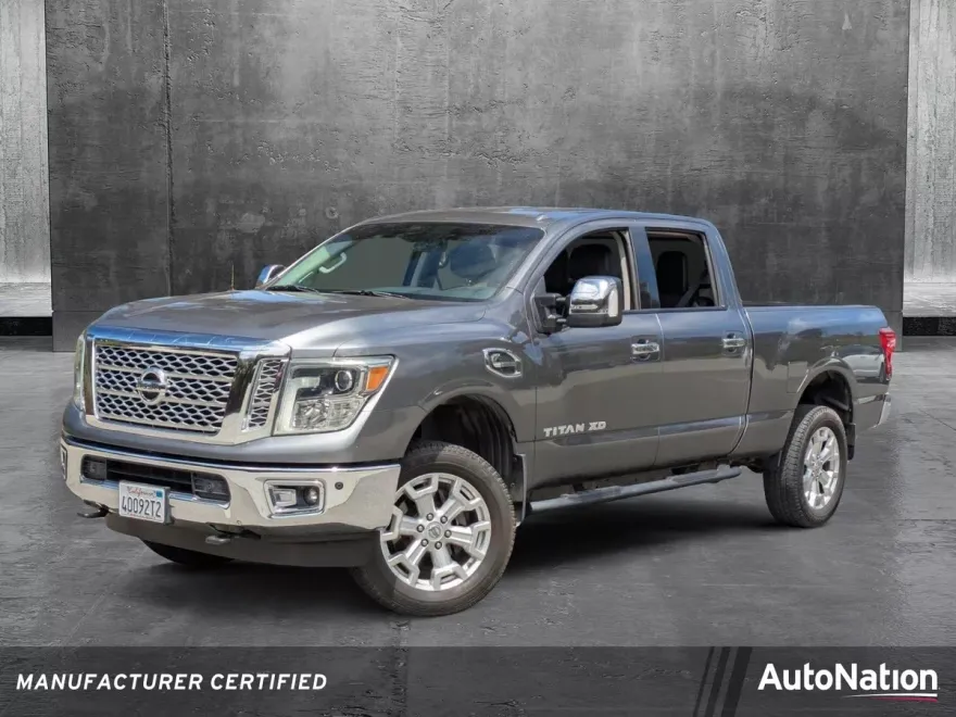2016 Nissan Titan SL photo 1