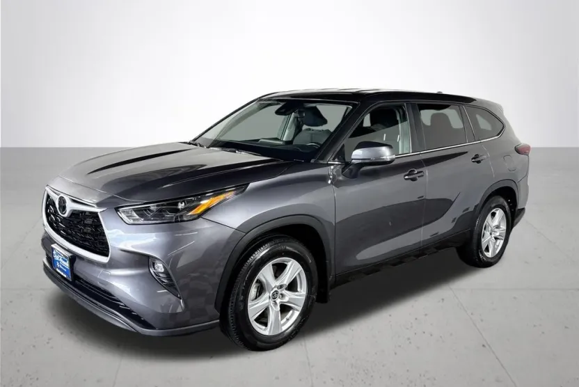 2024 Toyota Highlander LE photo 1