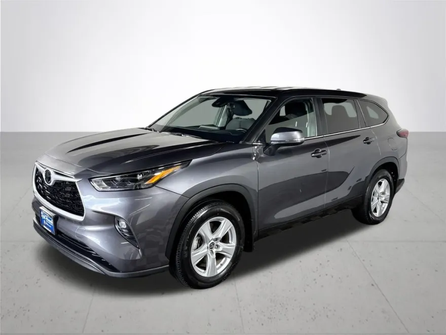 2024 Toyota Highlander LE photo 1