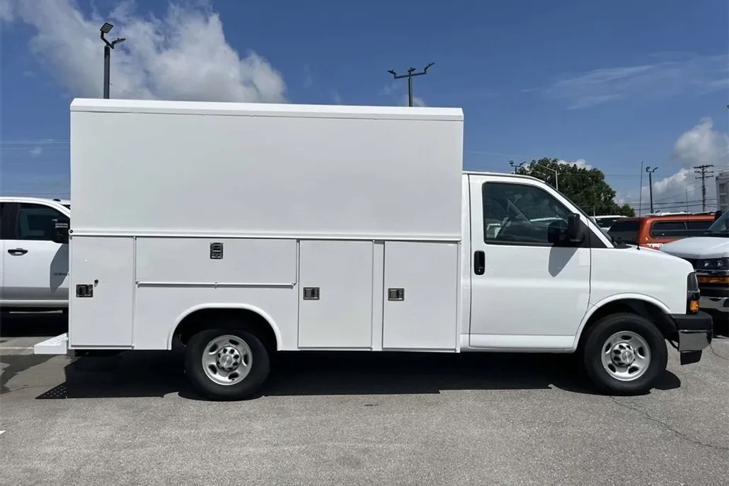 2025 Chevrolet Express Cutaway 3500 photo 1