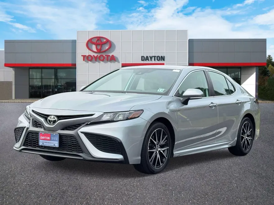 2022 Toyota Camry SE photo 1