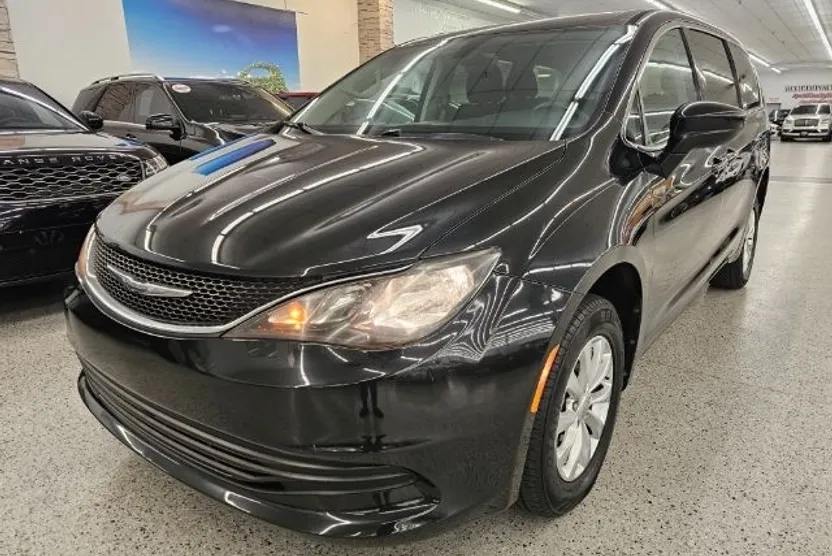 2017 Chrysler Pacifica Touring photo 1