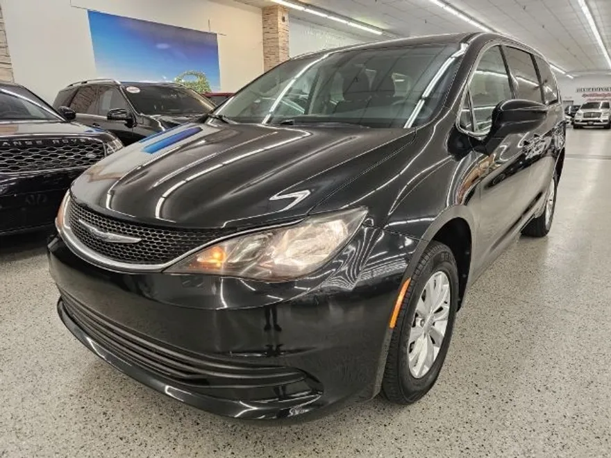 2017 Chrysler Pacifica Touring photo 1