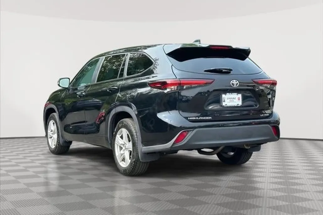 2024 Toyota Highlander LE photo 1