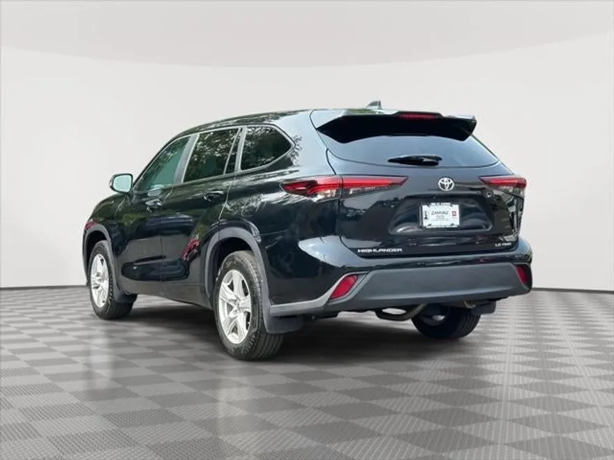 2024 Toyota Highlander LE photo 1