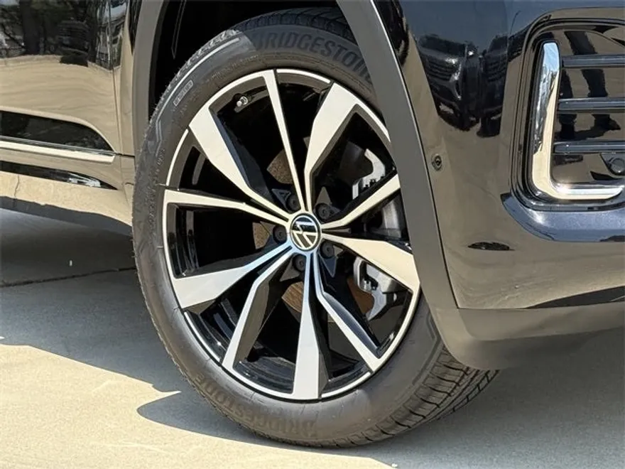 2025 Volkswagen Atlas SEL Premium R-Line photo 2