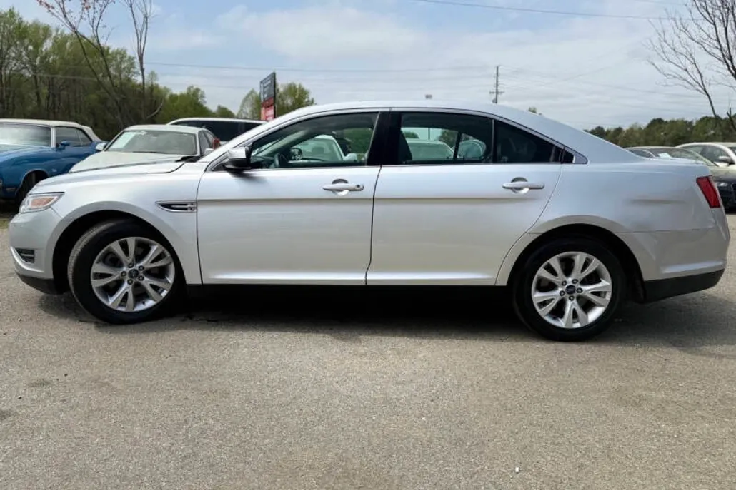 2011 Ford Taurus SEL photo 1