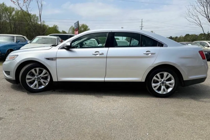 2011 Ford Taurus SEL photo 1
