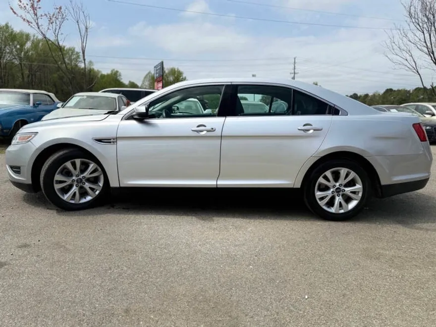 2011 Ford Taurus SEL photo 1