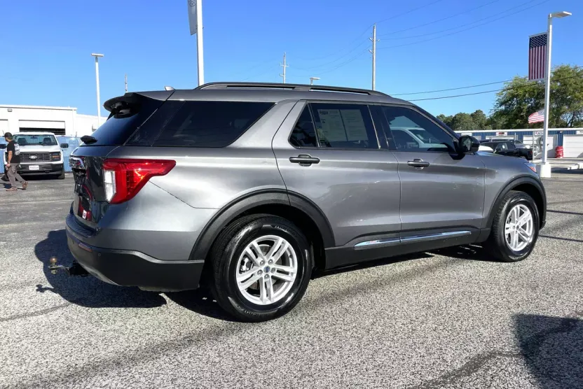 2023 Ford Explorer XLT photo 1