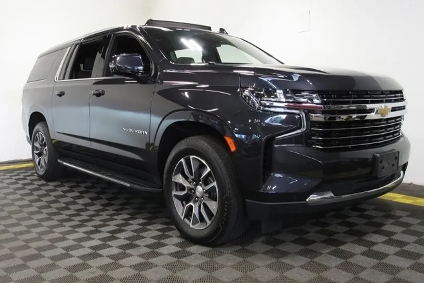 2022 Chevrolet Suburban LT photo 1