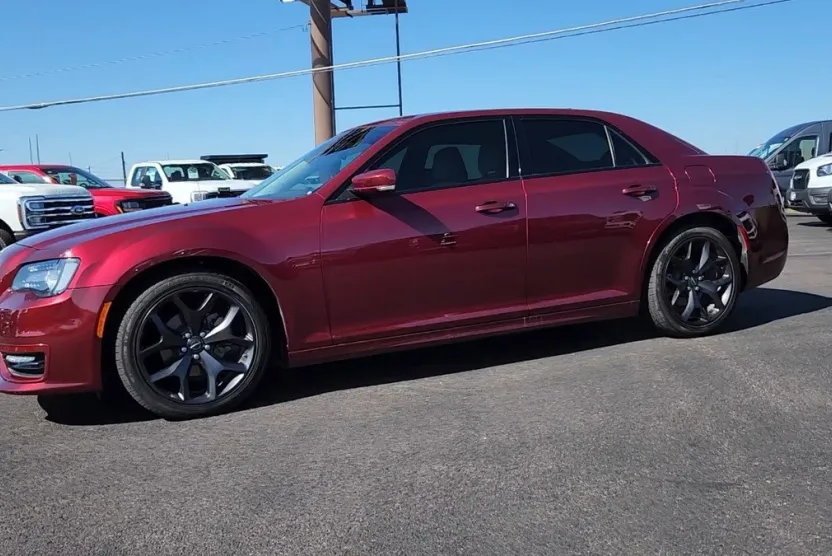2022 Chrysler 300 Touring L photo 1
