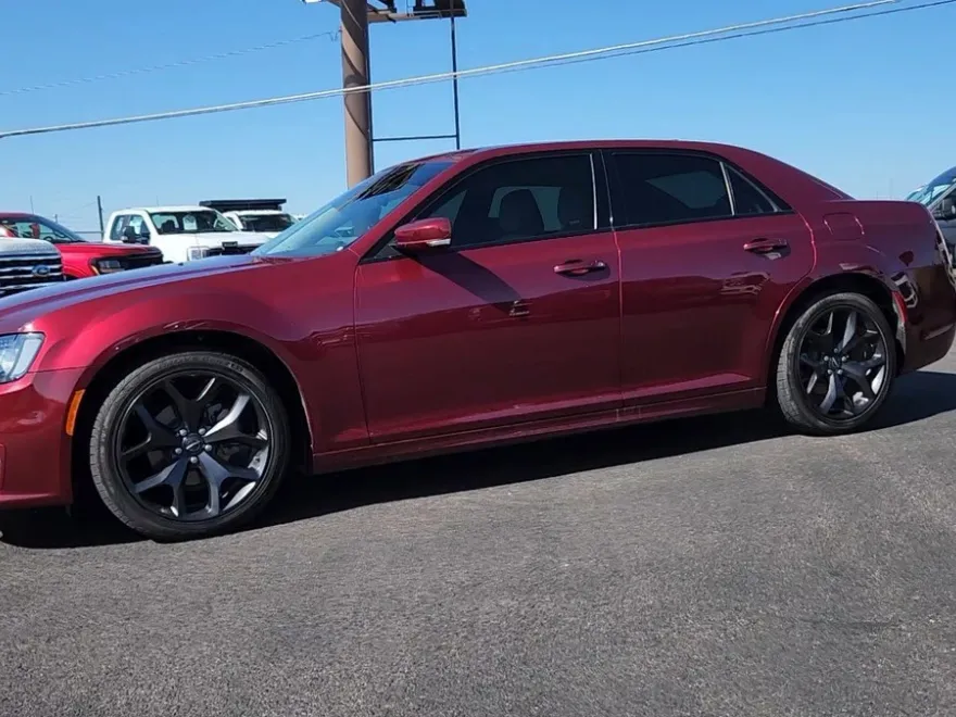 2022 Chrysler 300 Touring L photo 1