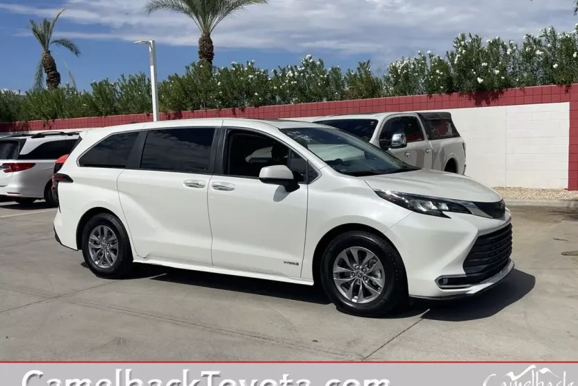 2021 Toyota Sienna XLE photo 1
