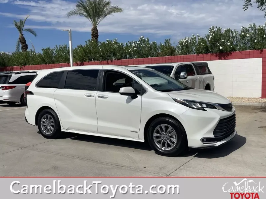 2021 Toyota Sienna XLE photo 1