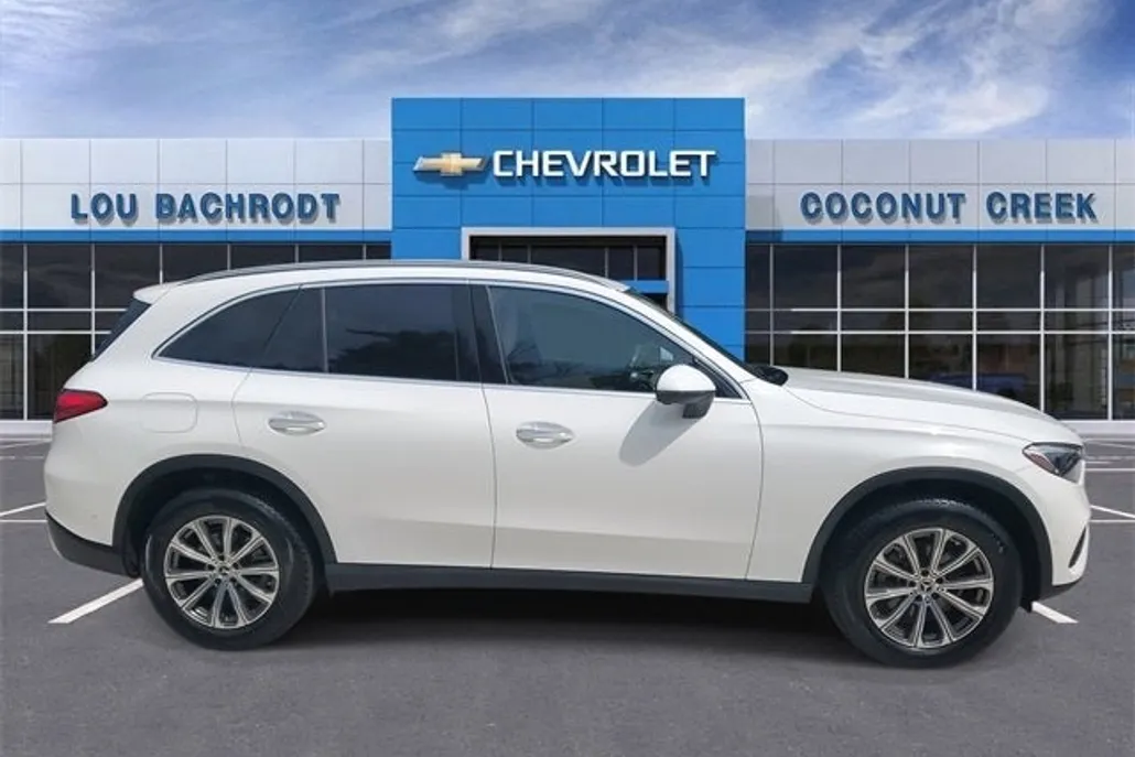 2024 Mercedes Benz GLC 300 photo 1
