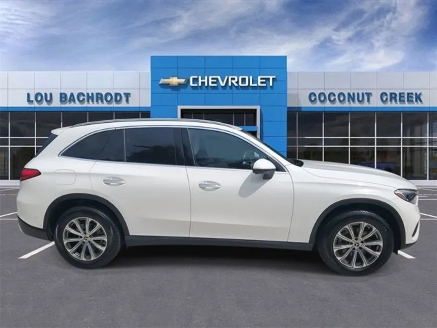 2024 Mercedes Benz GLC 300 photo 1