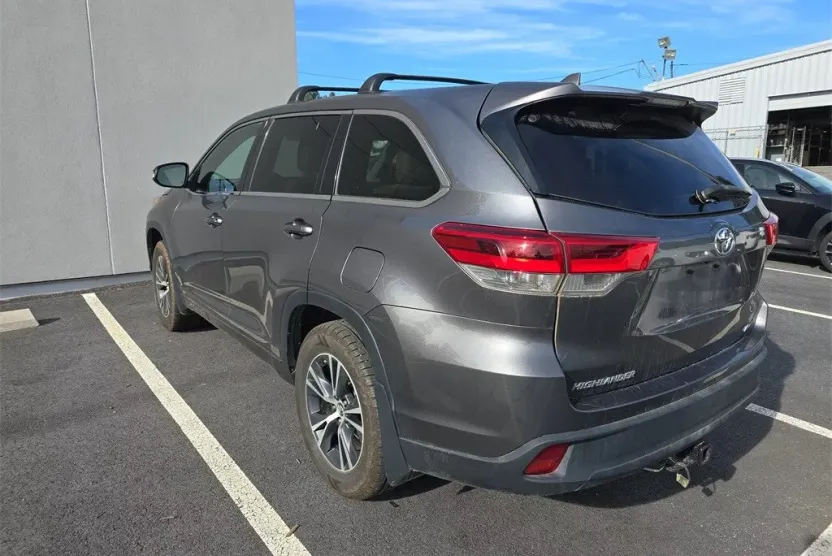 2017 Toyota Highlander LE photo 1
