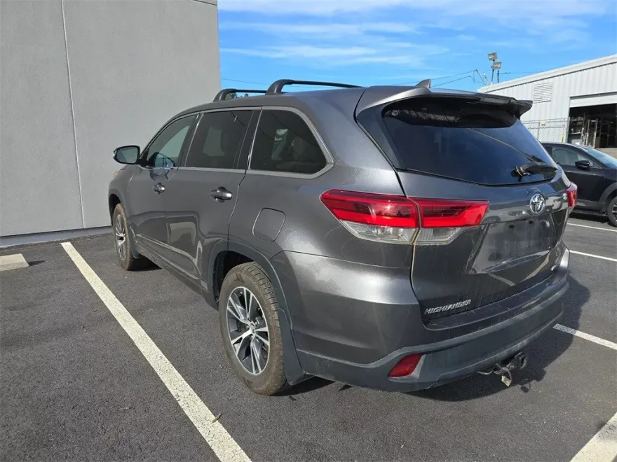 2017 Toyota Highlander LE photo 1