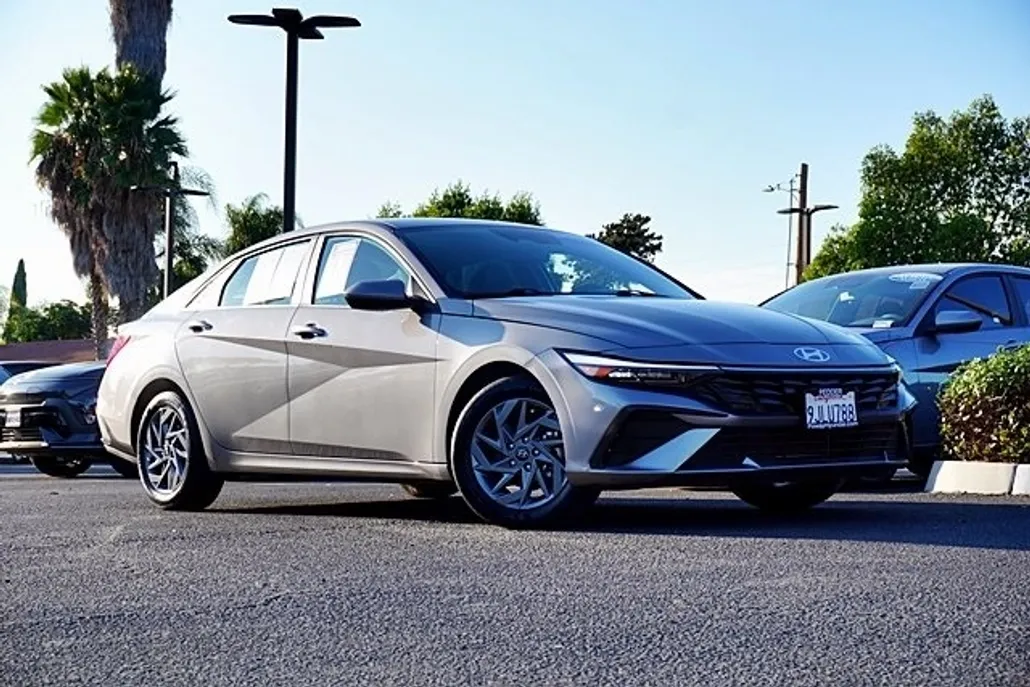 2024 Hyundai Elantra SEL photo 1
