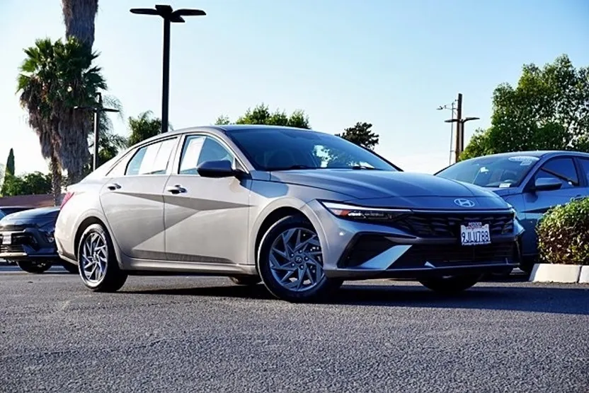 2024 Hyundai Elantra SEL photo 1