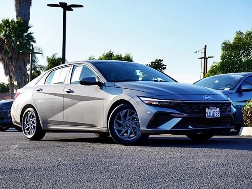 2024 Hyundai Elantra SEL photo 1