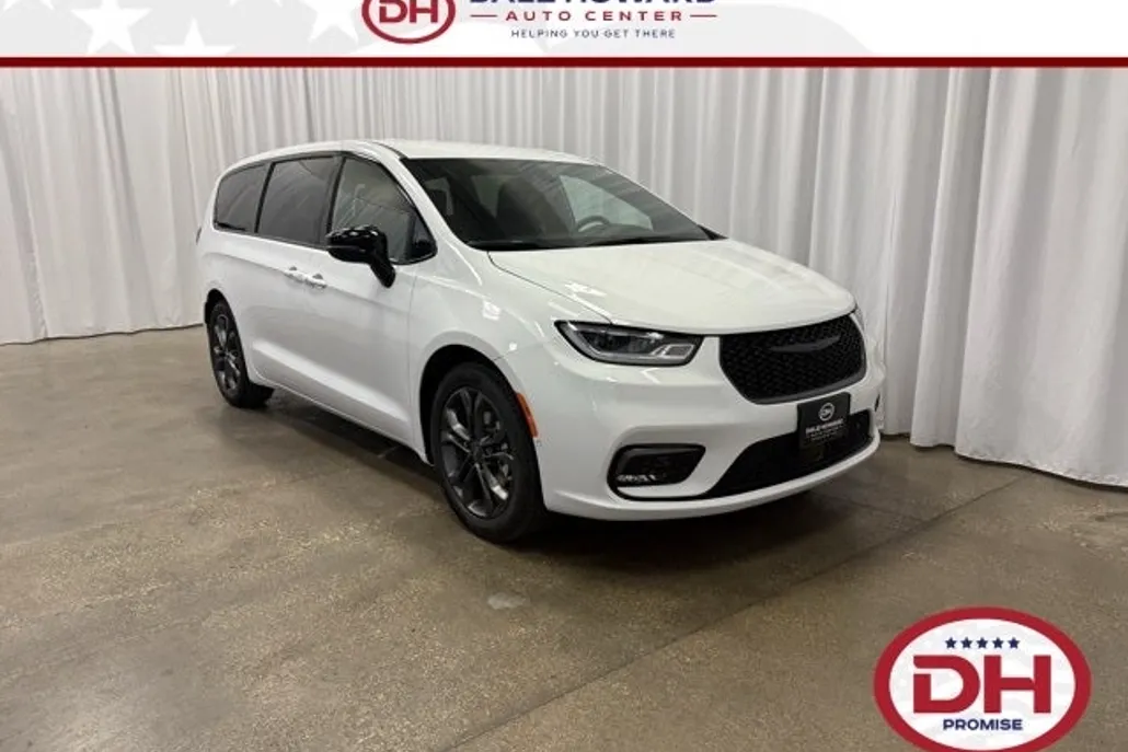 2026 Chrysler Pacifica photo 1