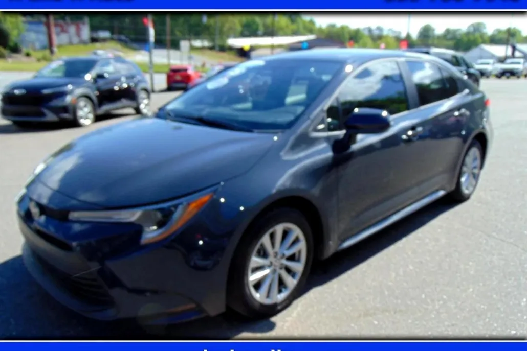 2025 Toyota Corolla LE photo 1