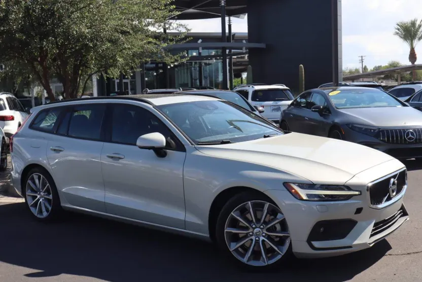 2020 Volvo V60 T5 Momentum photo 1
