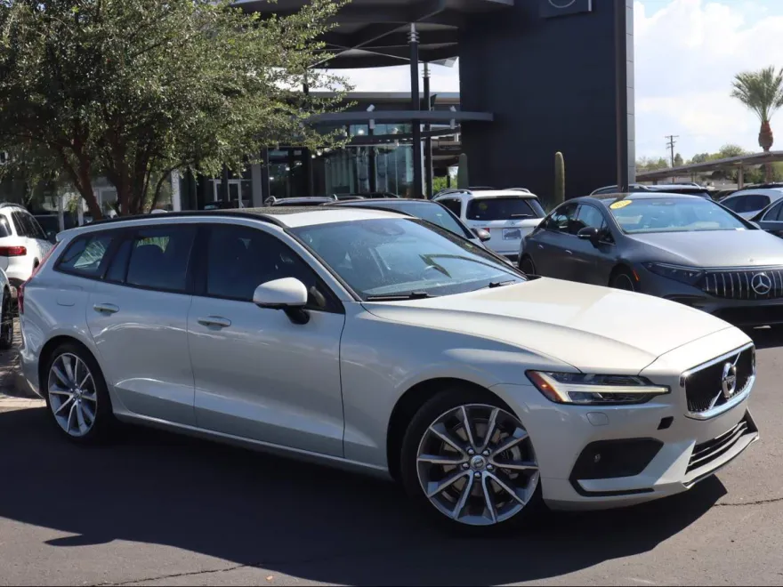 2020 Volvo V60 T5 Momentum photo 1