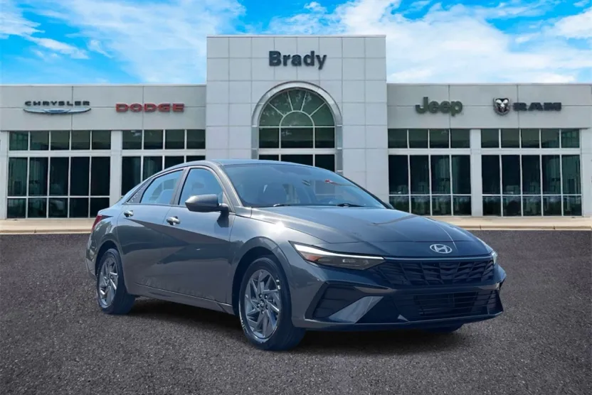 2024 Hyundai Elantra SEL photo 1
