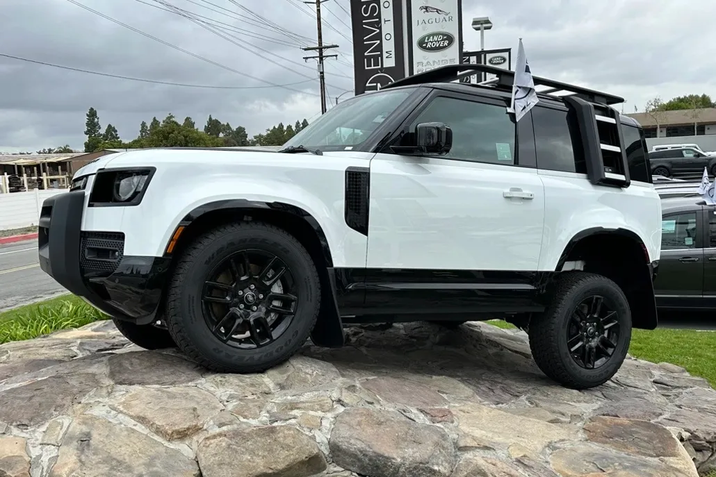 2023 Land Rover Defender 90 X-Dynamic SE photo 1