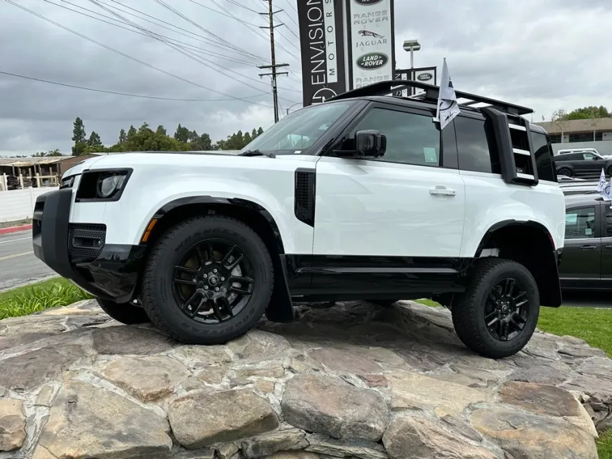 2023 Land Rover Defender 90 X-Dynamic SE photo 1