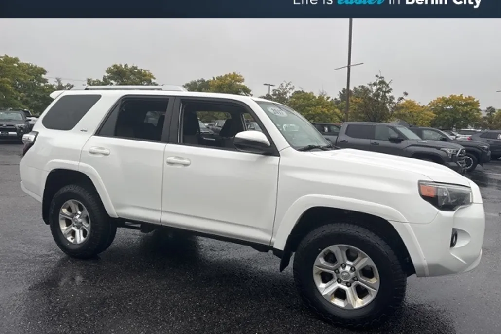 2017 Toyota 4Runner SR5 photo 1