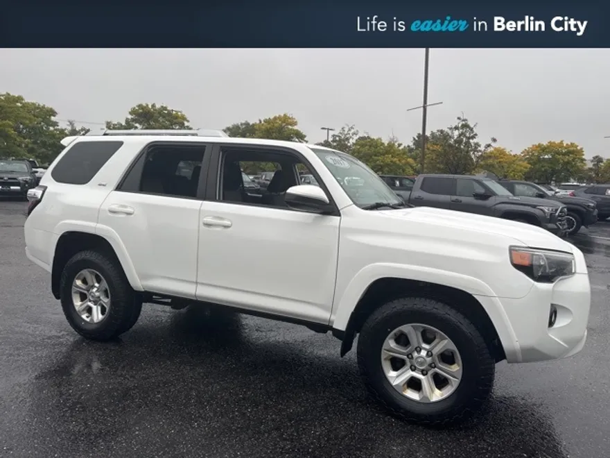 2017 Toyota 4Runner SR5 photo 1