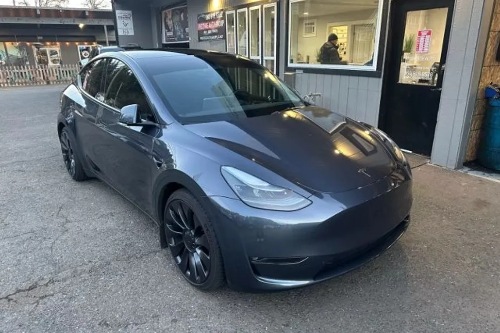 2023 Tesla Model Y Long Range photo 1