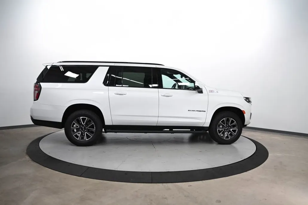 2023 Chevrolet Suburban Z71 photo 1