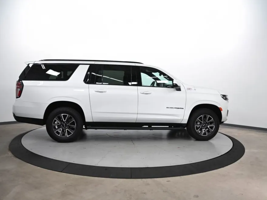 2023 Chevrolet Suburban Z71 photo 1