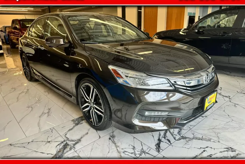 2017 Honda Accord Touring photo 1