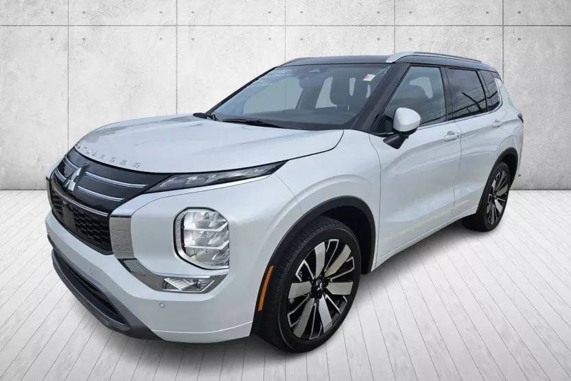 2025 Mitsubishi Outlander SEL photo 1