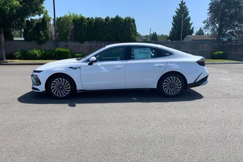 2025 Hyundai Sonata SEL photo 1