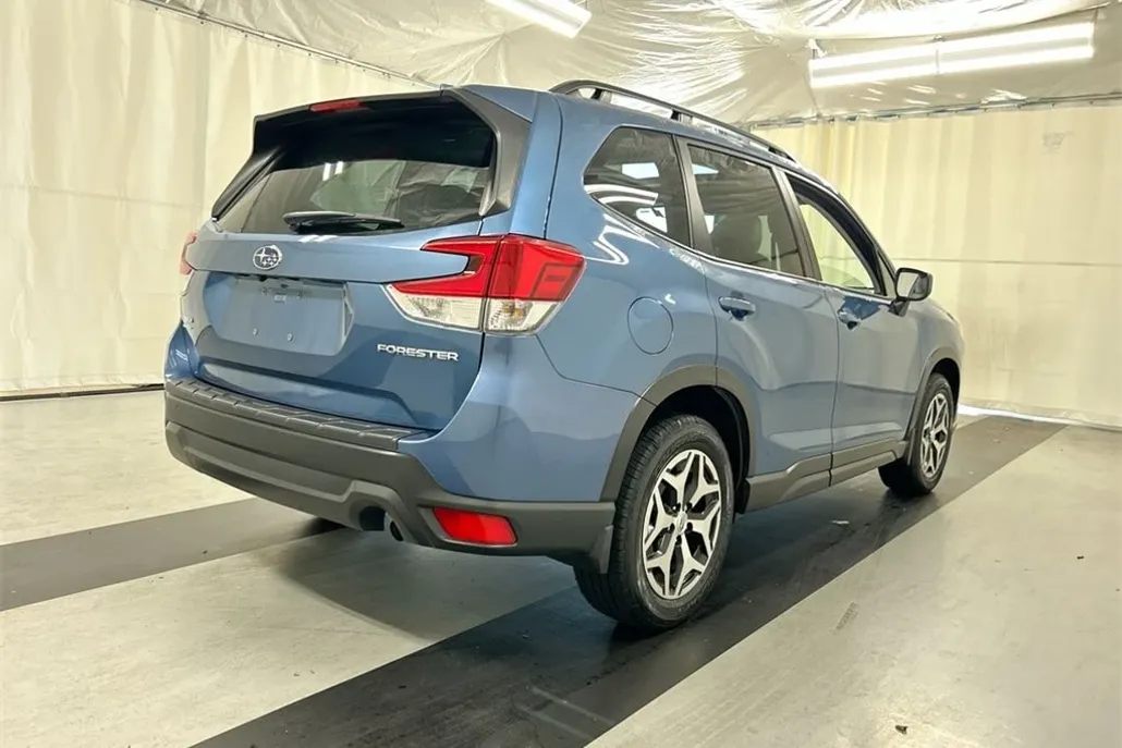 2023 Subaru Forester Premium photo 1