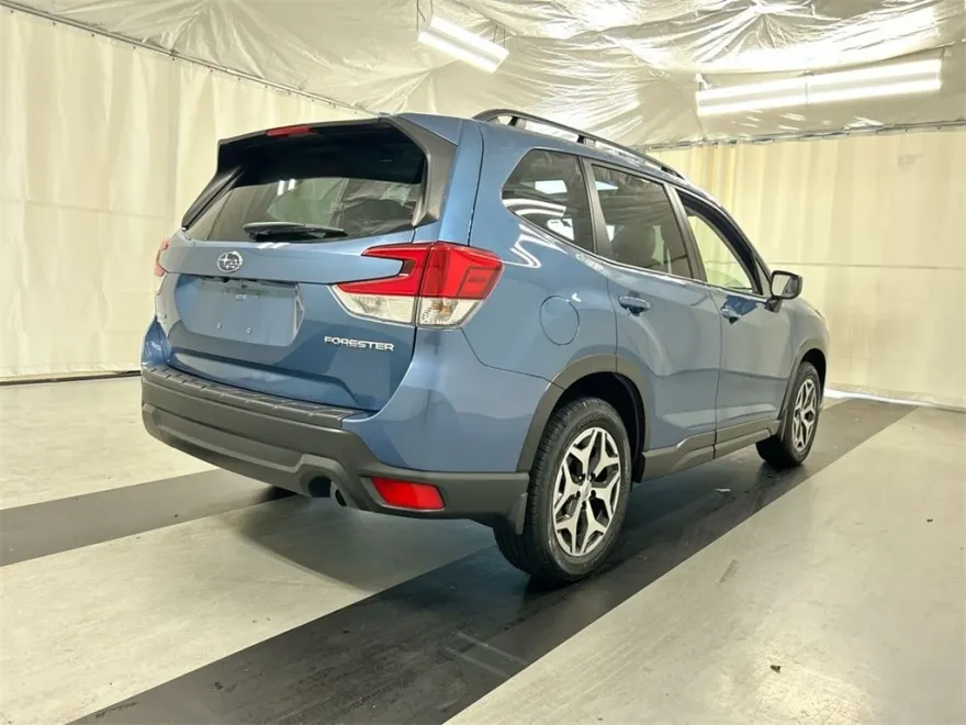 2023 Subaru Forester Premium photo 1