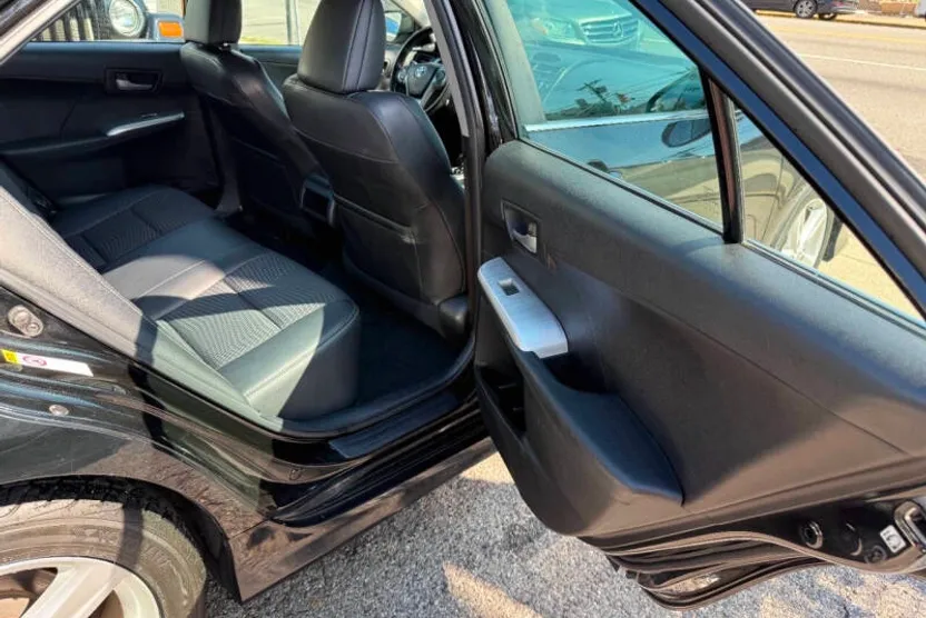 2012 Toyota Camry SE photo 1