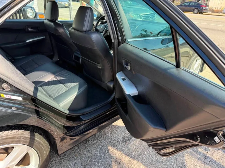2012 Toyota Camry SE photo 1